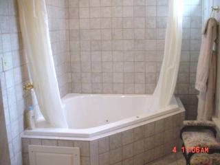 whirlpool tub with shower in governor's suite